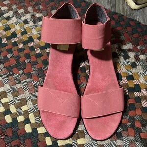 🐞Charleston Shoe Co. Pink Wedge Sandals 👡🩷